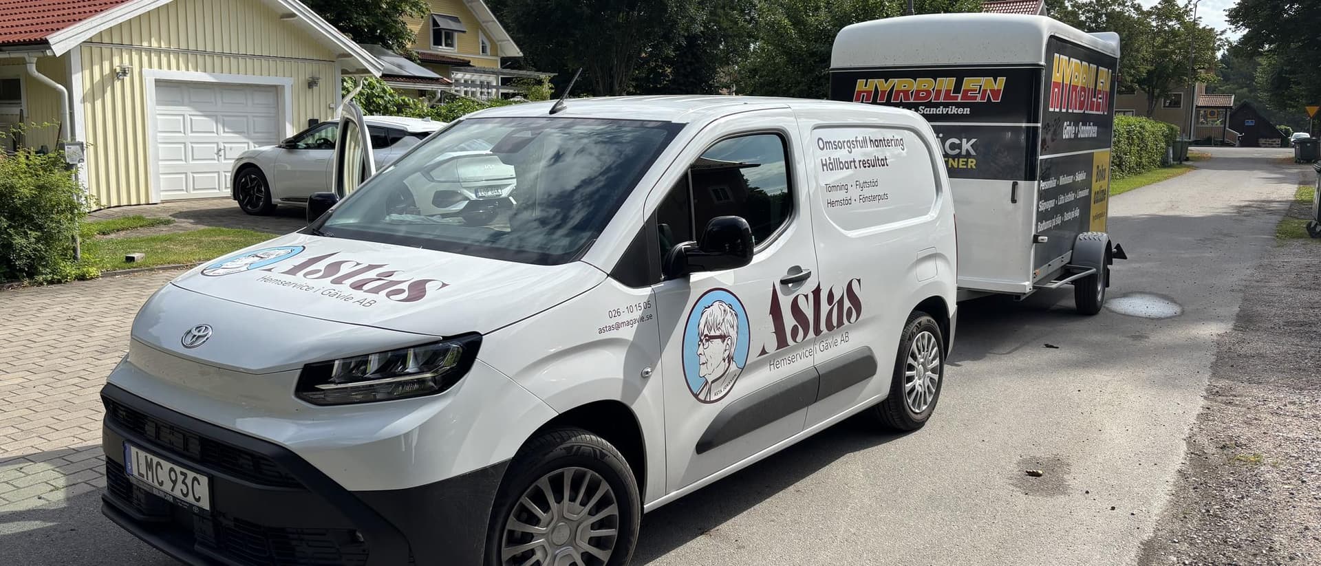 Astas arbetsbil med släp på en villagata i Gävle